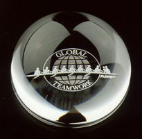 Optique grammage du papier Dôme en cristal, presse-papiers de cristal halfsphere avec gravure personnalisée sur le fond, presse-papiers moitié sphère, nous pouvons graver logo de la société ou un slogan au fond, chacun emballé sulfure avec un satin bordée boîte de présentation individuelle.