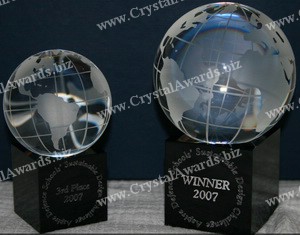 Globe de cristal optique avec une base personnalisée cristal gravé noir. Nous pouvons etch design personnalisé sur la base.