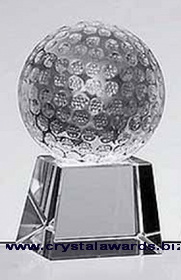 Cristal bola de golfe com uma base de cristal transparente.