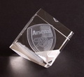 Cubo 3D láser de cristal del fútbol pisapapeles con borde biselado, grabado láser 3D de cristal regalos de fútbol, ​​grabada con láser personalizada pisapapeles de cristal cúbico con el fútbol del club grabado en el interior de diseño.