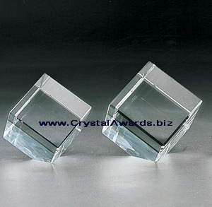 Cubo de cristal em branco óptico, com pé chanfrado, tanto borda larga e ponta fina estão disponíveis. design personalizado pode ser gravado a laser 3d dentro. 