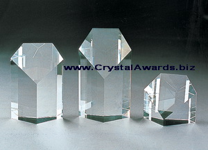 Polígono de cristal em branco, cada um feito de cristal de alta qualidade óptica.