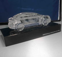Modèle de cristal de voiture 3d, modèle de trafic de cristal, modèle de voiture en cristal avec socle en cristal noir, de l'artisanat automobile de cristal, nous pouvons graver logo personnalisé ou par écrit sur ​​la base.