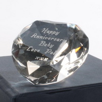 Personalizado grabado en forma de corazón de cristal de diamante pisapapeles, ópticas de cristal de diamante de corazón regalos, pisapapeles de vidrio óptica de diamante, podemos grabado logotipo de la empresa o de la imagen personalizada en el diamante.