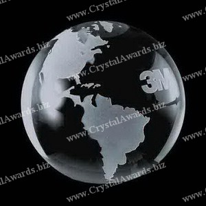 Globo de cristal óptico com um logotipo personalizado 3M gravado em. Podemos fazer um plano de fundo no mundo, ou combinar uma base de cristal para este mundo.