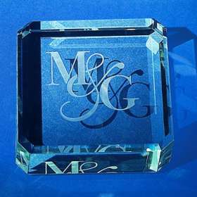 Paperweight jade quadrada de vidro, com gravação personalizada na parte superior.