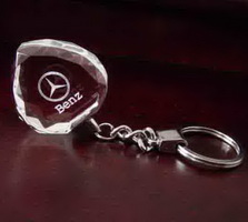 En forma de corazón llavero de cristal con medida de Mercedes-Benz logo grabado en el interior, llavero de cristal con forma de corazón, un llavero con forma de corazón de cristal grabado, podemos grabar logotipo personalizado o imagen dentro de este llavero de cristal.