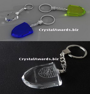 Escudo forma de cristal keychain, com o logotipo gravado porsche interior, cada embalado com uma caixa de presente de cetim forrado.