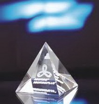 3d gravée au laser cristal pyramide presse-papiers avec le logo gravé à l'intérieur de la société, la coutume en cristal gravé pyramide trophée récompense, pyramide de cristal optique avec logo de l'entreprise ou de l'image gravée dans le cristal.