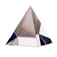 blanco kristallen piramide, optische kristallen piramide, optische glazen piramide, kristallen piramide presse-papier, lege piramide award, piramide trofee leeg.
