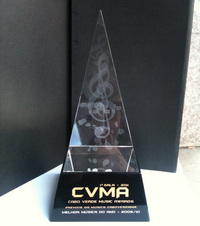 3d laser engraved pyramid crystal trophy award with a black base fixed