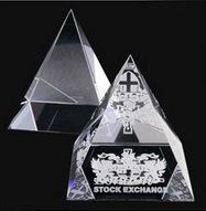 Presse-papiers pyramide de cristal avec logo de l'entreprise de sablage au fond, sur mesure en cristal gravé pyramide trophée récompense, pyramide de cristal optique avec logo de l'entreprise ou de sablage image sur le fond.