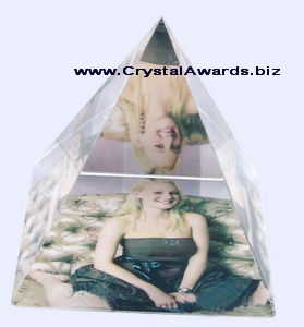 Pirâmide de cristal óptico com imagem colorida impressa na parte inferior logotipo personalizado de imagem, empresa, ou o texto pode ser impresso a cores na parte inferior.
