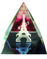 eiffel torre de cristal de souvenirs forma piramidal