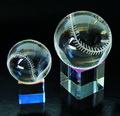 Optique de base-ball de cristal clair sur une base en verre cube, de base-ball de cristal optique sur base de cristal, presse-papiers en cristal de baseball en verre, vide d'attribution optique trophée en cristal de base-ball.